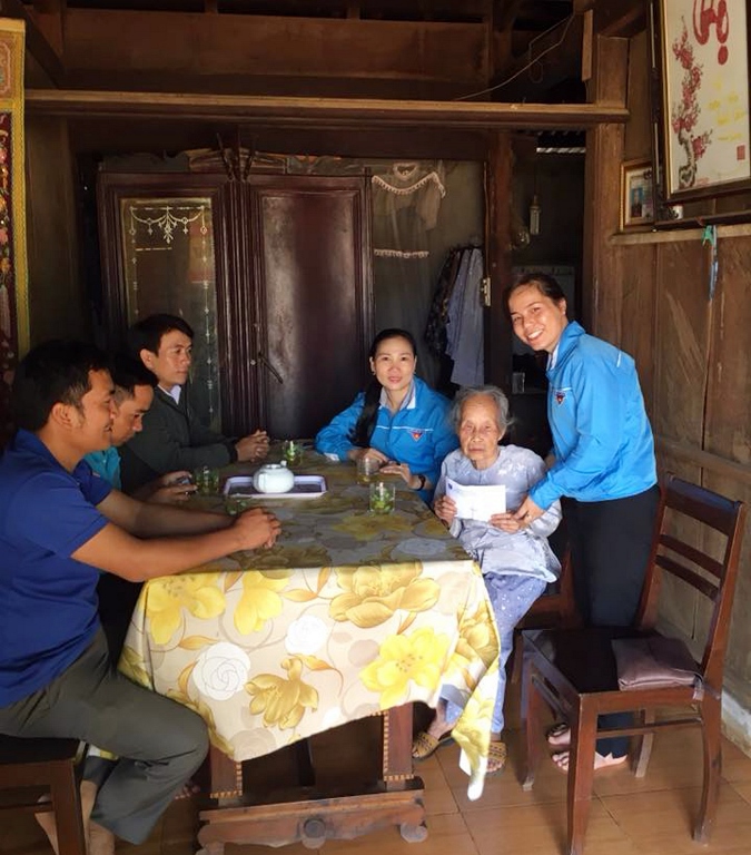 Huyện Đoàn Krông Năng thăm và tặng quà đối tượng chính sách nhân kỷ niệm ngày thương binh liệt sỹ 27-7